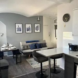 Windsor Deluxe - Modern City Centre 5min From Beach & Station Apartment
