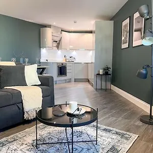 Central - 5 Min Walk From Beach And Pier And Within Walking Distance Of The Train Station - Sleeps Up To 6 Guests! Apartment